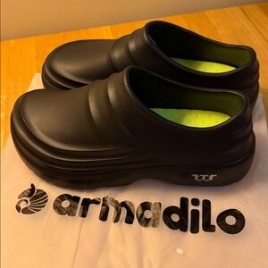 Armadilo Black Clogs